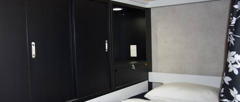 In-room safe, desk, free WiFi