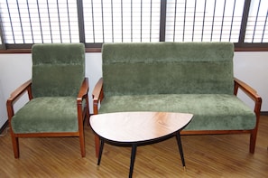 客房内保险箱、办公桌、免费 WiFi