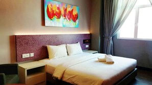 Une chambre d’hôtel avec un grand lit, une tête de lit dotée d’un panneau de commande, une table de chevet et une peinture abstraite aux couleurs vives accrochée au mur.