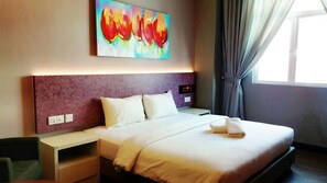 Superior King | Desk, soundproofing, iron/ironing board, rollaway beds