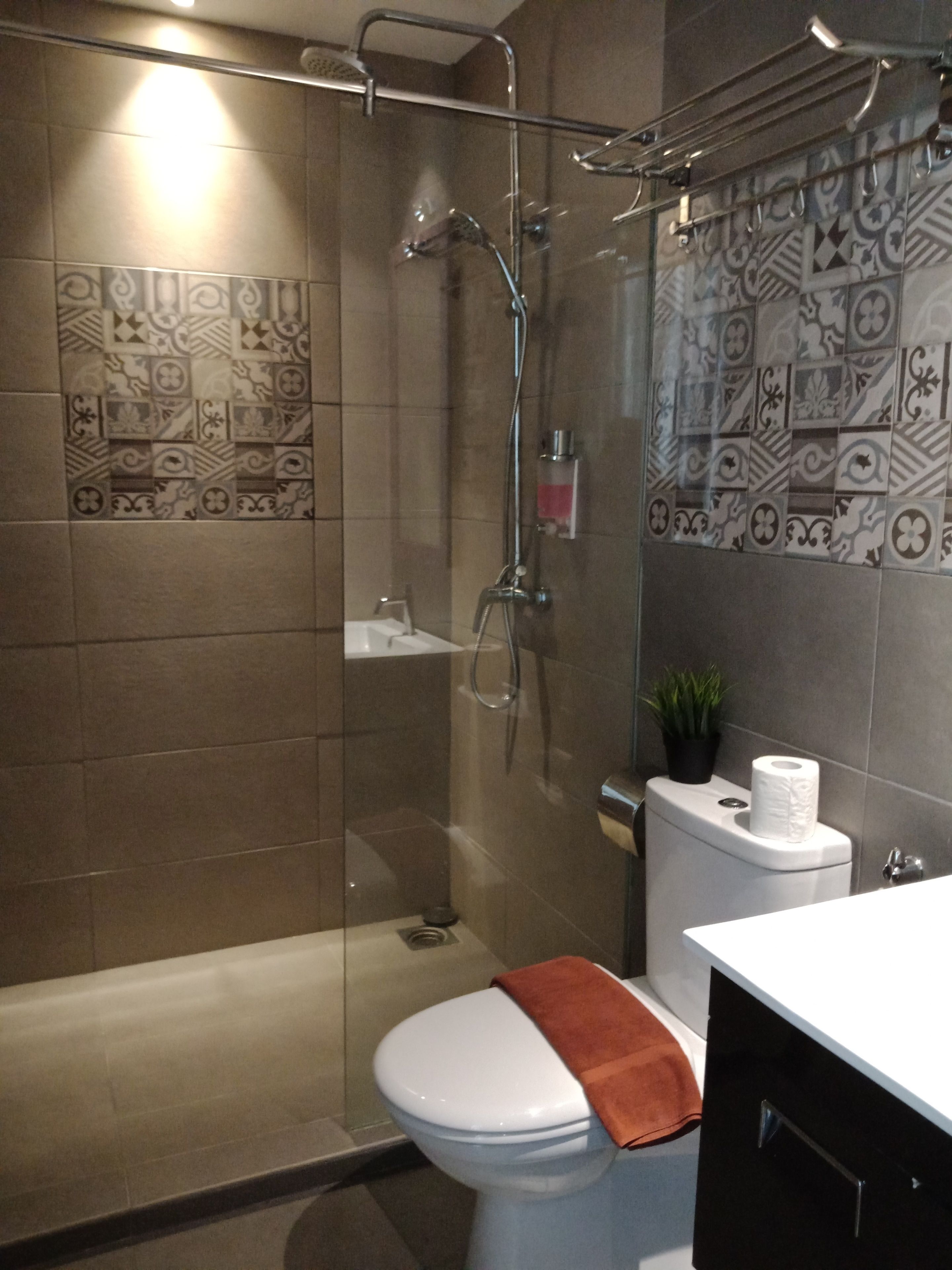 2-bedroom apartment suite | bathroom | shower, free toiletries, hair dryer, towels