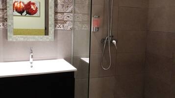 2-Bedroom Apartment Suite | Bathroom | Shower, free toiletries, hair dryer, towels