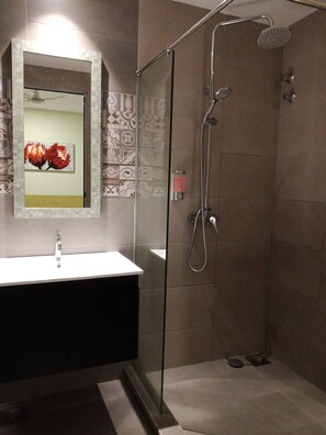 2-Bedroom Apartment Suite | Badeværelse | Bruser, gratis toiletartikler, hårtørrer, håndklæder