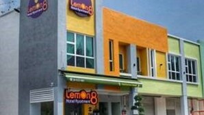 Un bâtiment Lemong8 au design moderne, avec une enseigne bien visible et un espace de stationnement à l’avant.