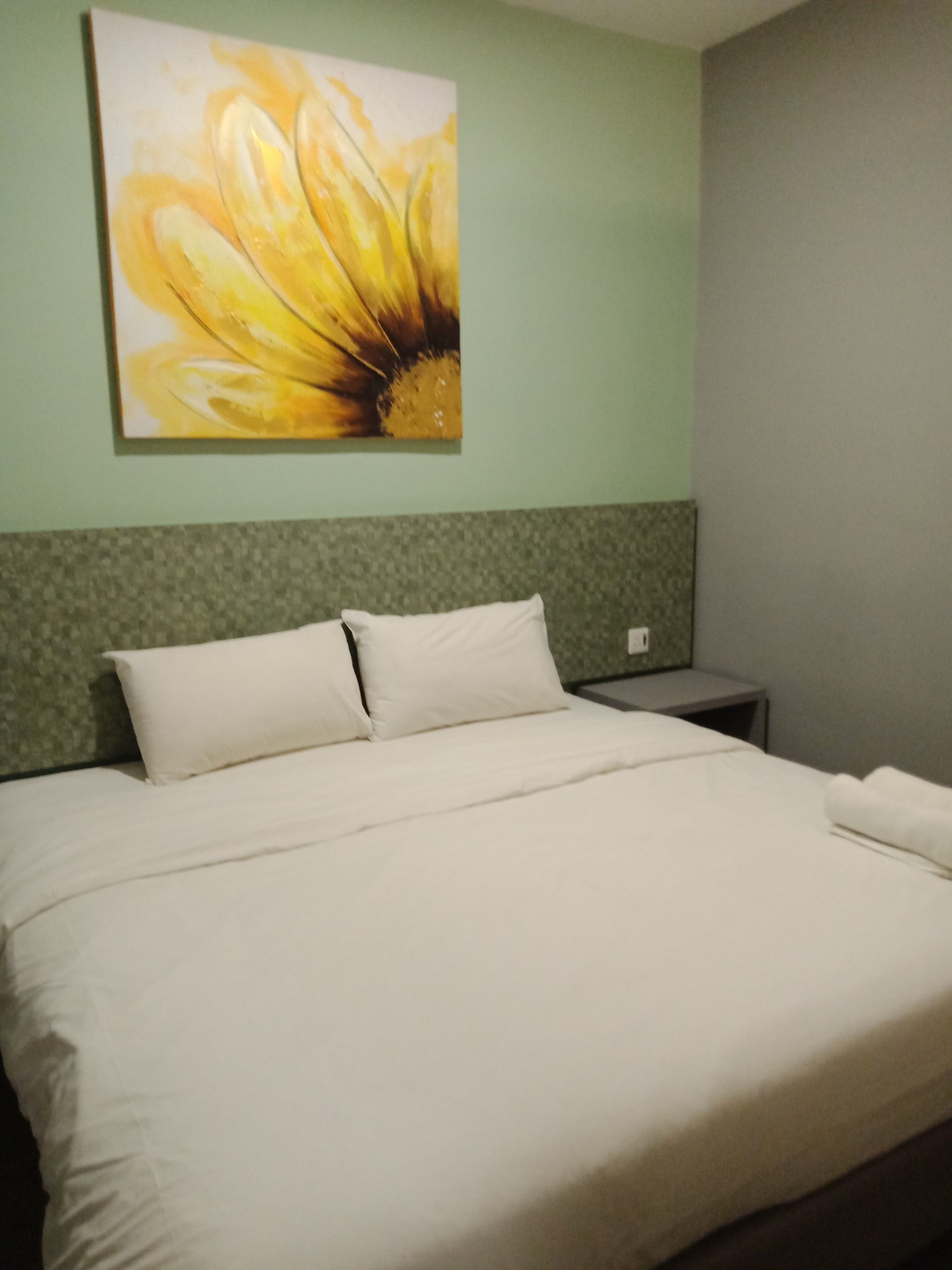 3-bedrooms apartment suite | desk, soundproofing, iron/ironing board, rollaway beds