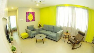 3-Bedrooms Apartment Suite | Desk, soundproofing, iron/ironing board, rollaway beds