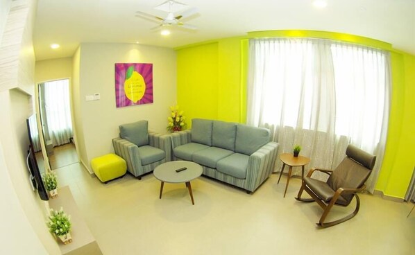 3-Bedrooms Apartment Suite | Skrivebord, lydisolering, strygejern/strygebræt