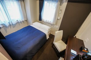 Een bureau, gratis wifi, beddengoed