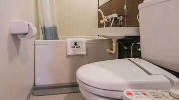 Combined shower/bathtub, free toiletries, hair dryer, slippers