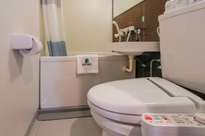 Combined shower/bathtub, free toiletries, hair dryer, slippers