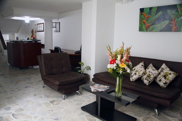 Lobby sitting area - Hotel Astorias (Pereira)