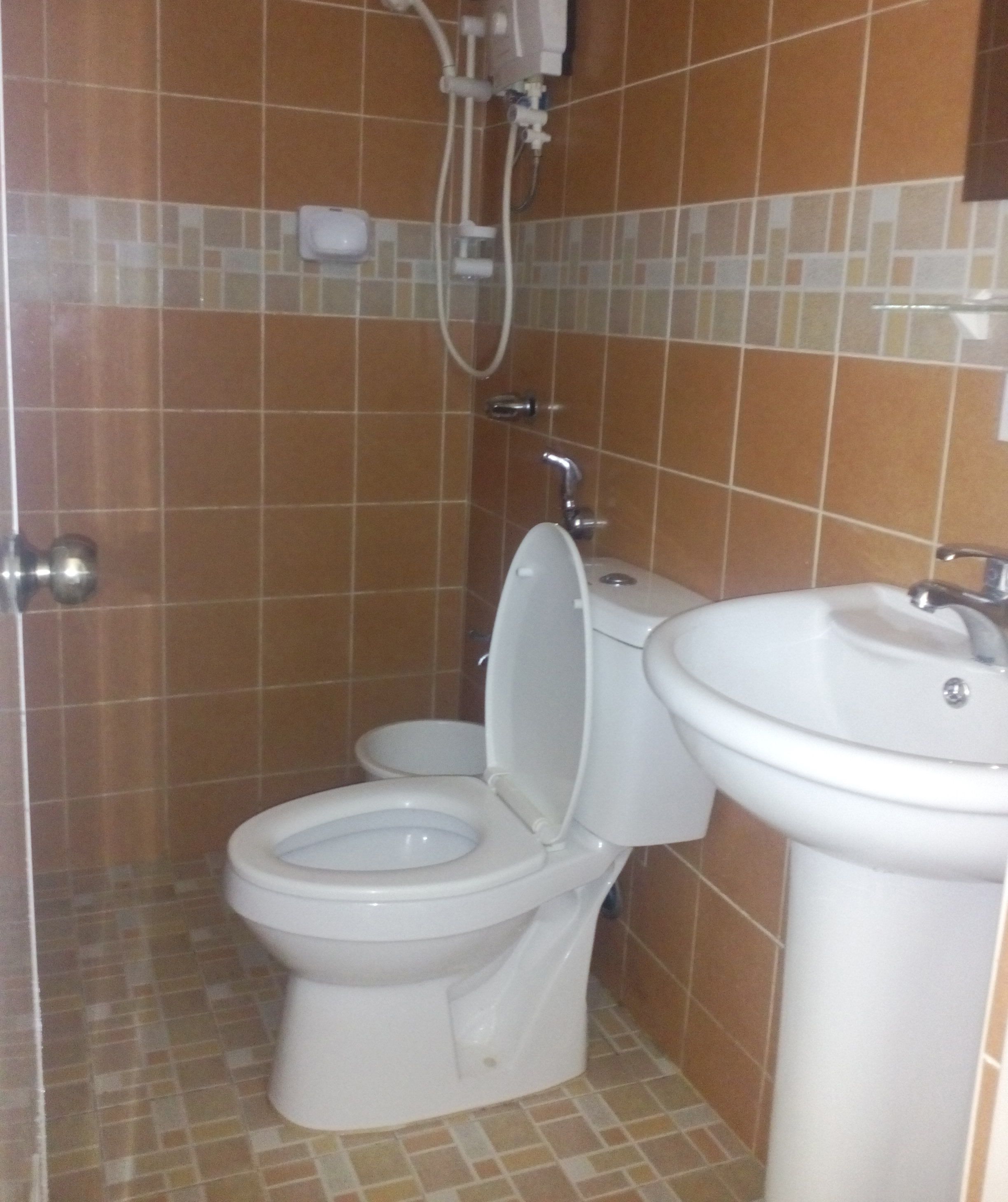 Un baño con inodoro y lavabo.