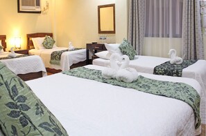 Superior Family 5 | Desk, laptop workspace, free WiFi, bed sheets - Balaibinda Lodge (Coron)