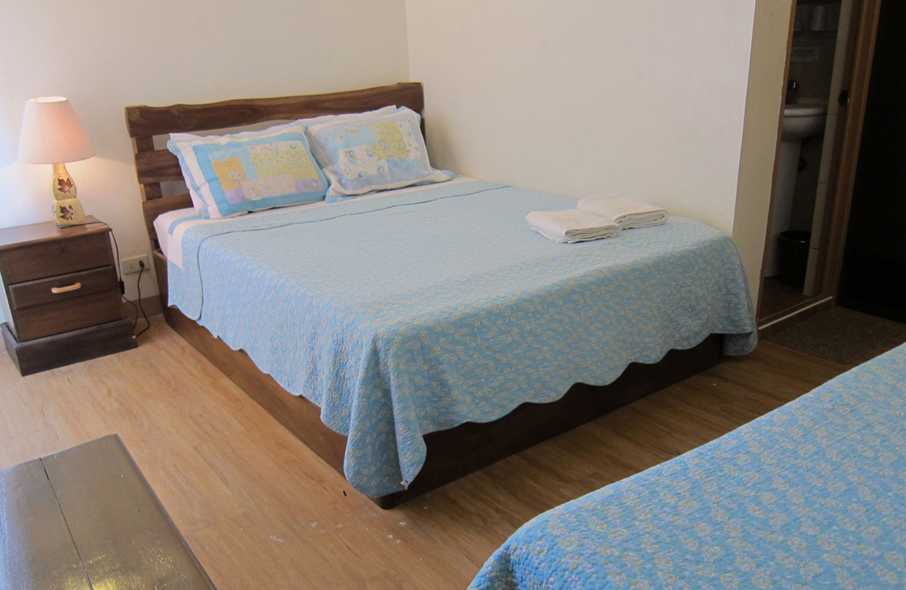 Roadside Triple Room | Desk, laptop workspace, WiFi (free), bed sheets