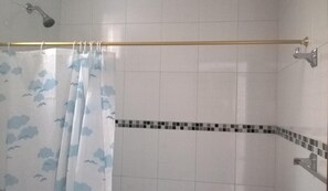 Dusj, hårføner og håndklær