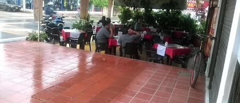 Aperto a colazione, pranzo e cena, cucina regionale