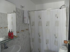 Single Room | Bathroom | Shower, hair dryer, towels - Tamarindo Inn (Medellín)