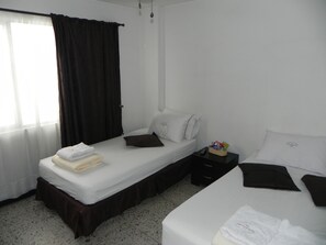 Triple Room | Iron/ironing board, free WiFi - Tamarindo Inn (Medellín)