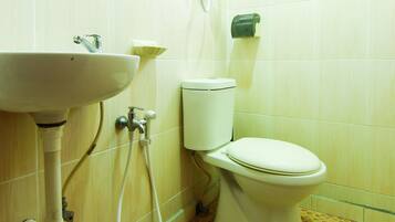 Deluxe Double Room | Bathroom | Shower, bidet, towels