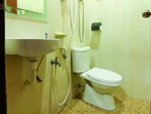 Family Suite | Bathroom | Shower, bidet, towels