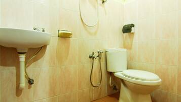 Superior Suite | Bathroom | Shower, bidet, towels