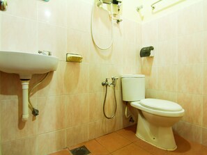 Superior Suite | Bathroom | Shower, bidet, towels - OYO 43962 Ezzy In Hotel (Sitiawan)