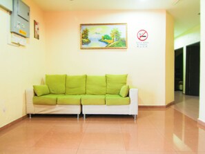 Lobby - OYO 43962 Ezzy In Hotel (Sitiawan)