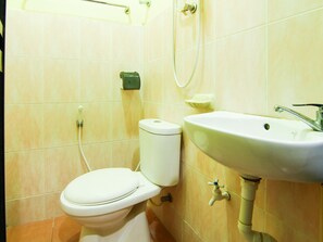 Standard Twin Room | Bathroom | Shower, bidet, towels - OYO 43962 Ezzy In Hotel (Sitiawan)