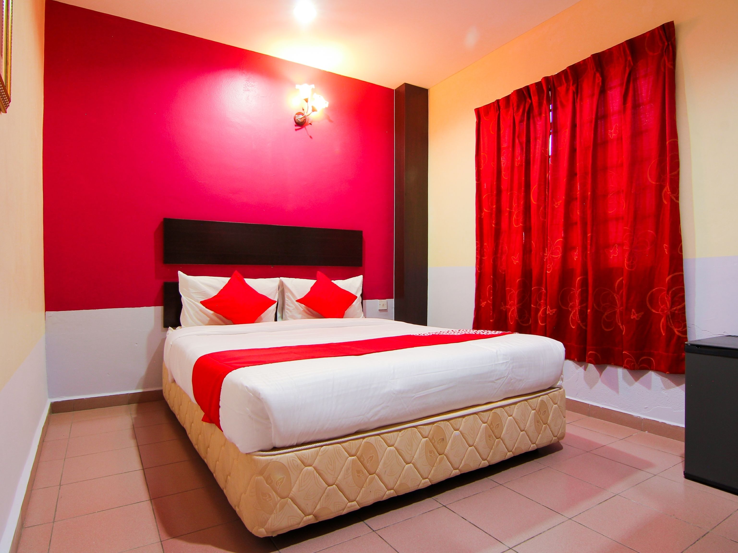 Laptop workspace, free WiFi, bed sheets