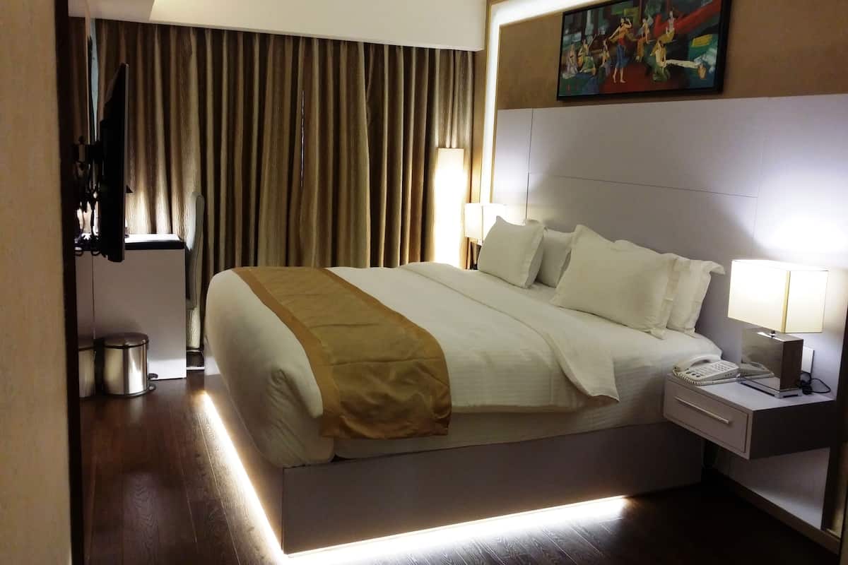 Suite Eksekutif, 1 kamar tidur, pemandangan kota | 1 kamar tidur, seprai antialergi, brankas, dan meja kerja