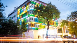 Um edifício moderno com vários andares, combinando elementos de vidro e metal.