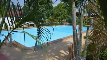 Piscine extérieure, parasols de plage, chaises longues