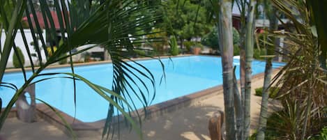 Piscine extérieure, parasols de plage, chaises longues