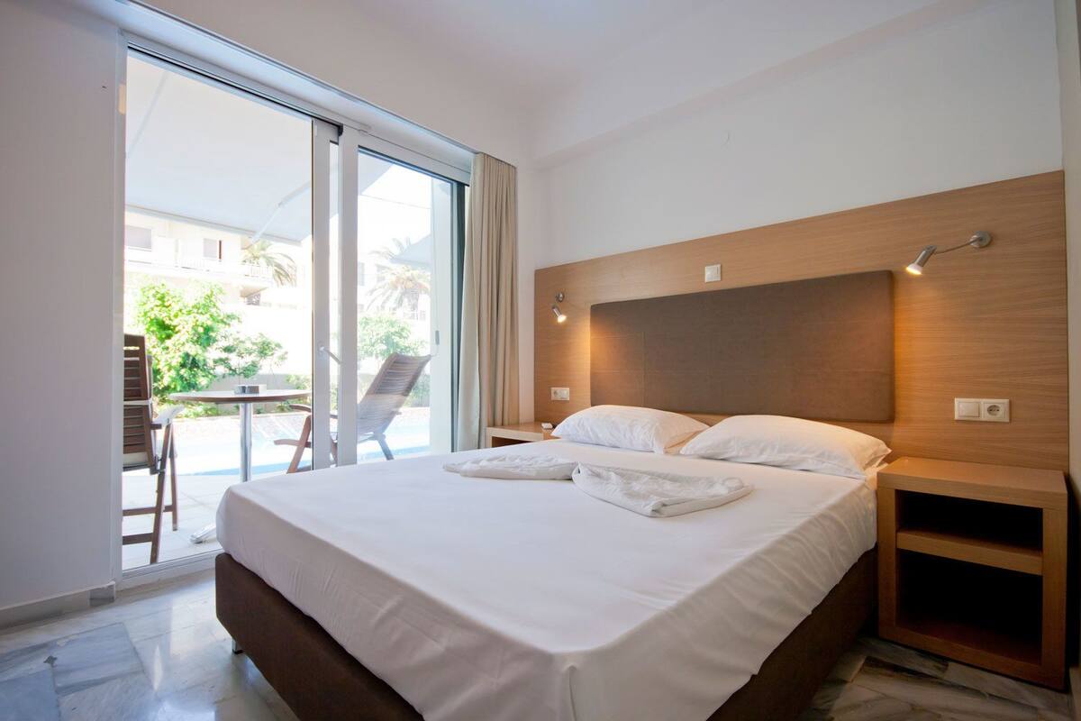 Habitación con 1 cama matrimonial o 2 individuales | Insonorización, tabla de planchar con plancha y cunas gratuitas