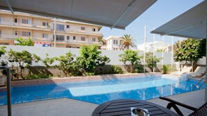 2 piscinas al aire libre, sombrillas, sillones reclinables de piscina