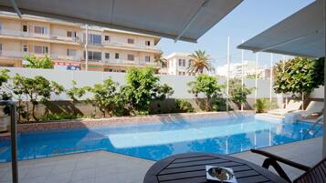 2 Außenpools, Sonnenschirme, Liegestühle