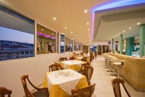 Phục vụ bữa sáng, bữa trưa, bữa tối, món ăn Hy Lạp 