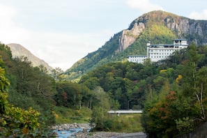 Perched on a hillside, this hotel offers panoramic views of the lush valley and river below.