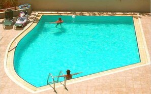 Una piscina al aire libre de temporada