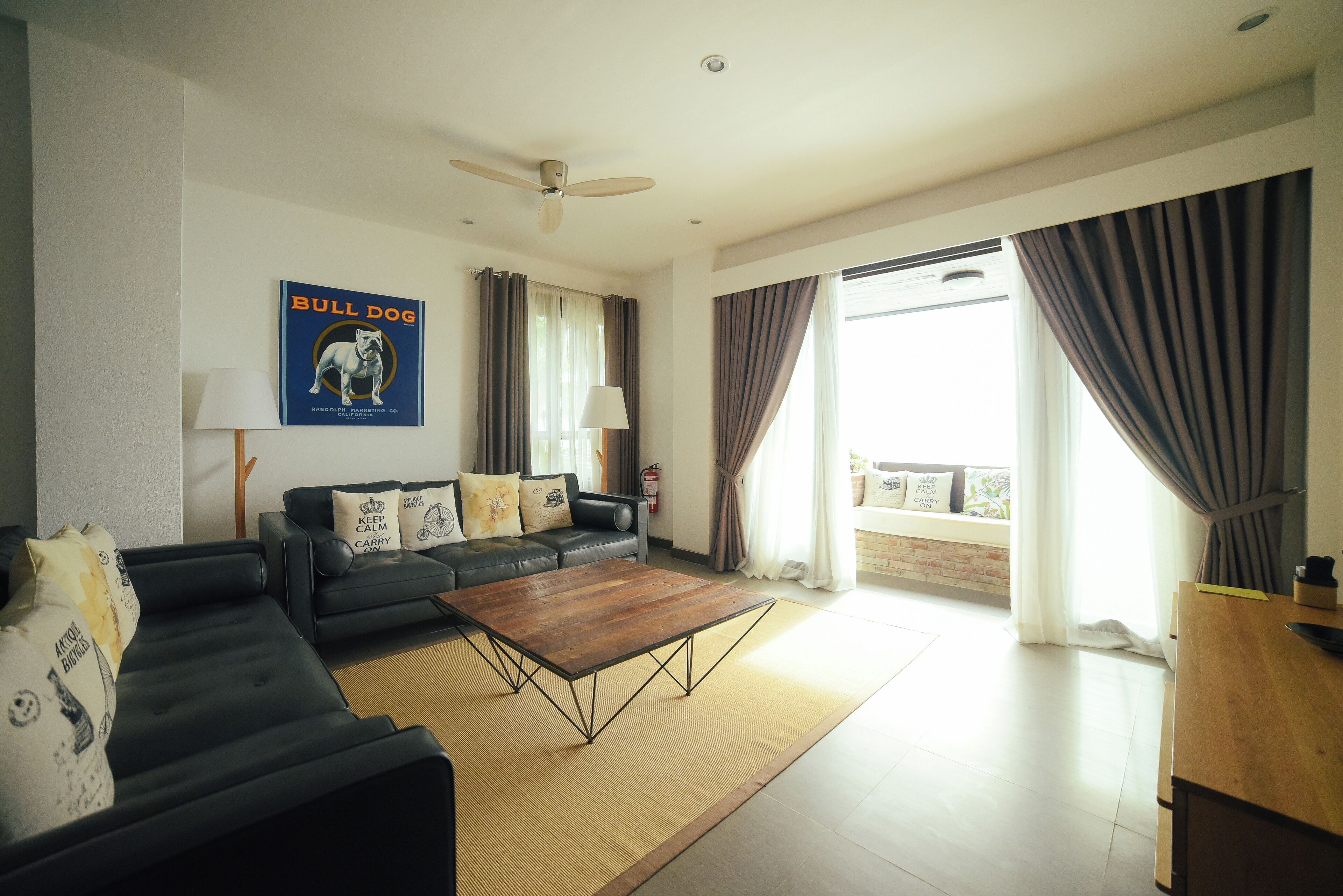 luxury suite | living area