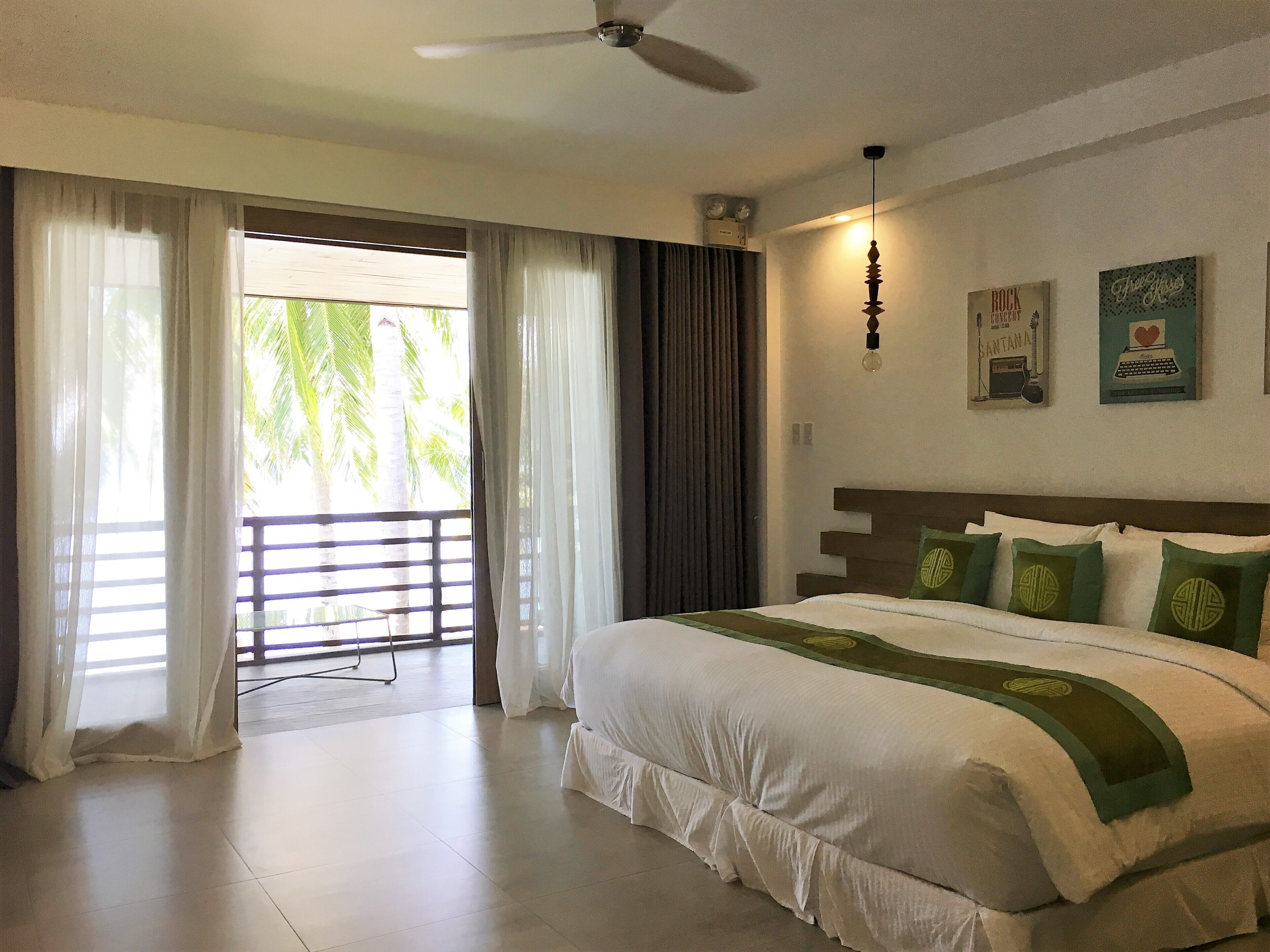 豪華客房, 1 張特大雙人床, 海景 | 迷你吧、客房內保險箱、遮光布/窗簾、免費無線上網