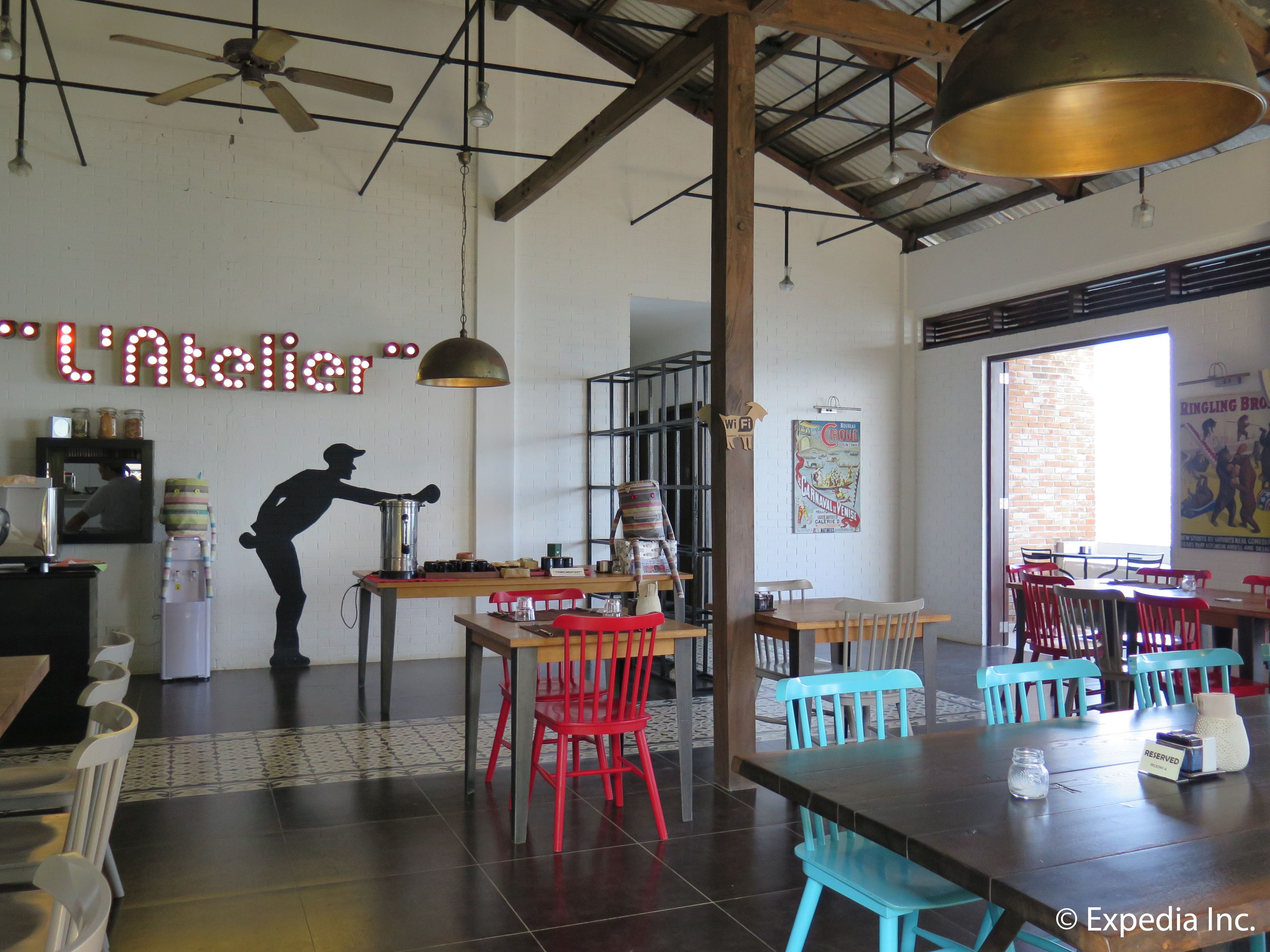 daily cooked-to-order breakfast for a fee