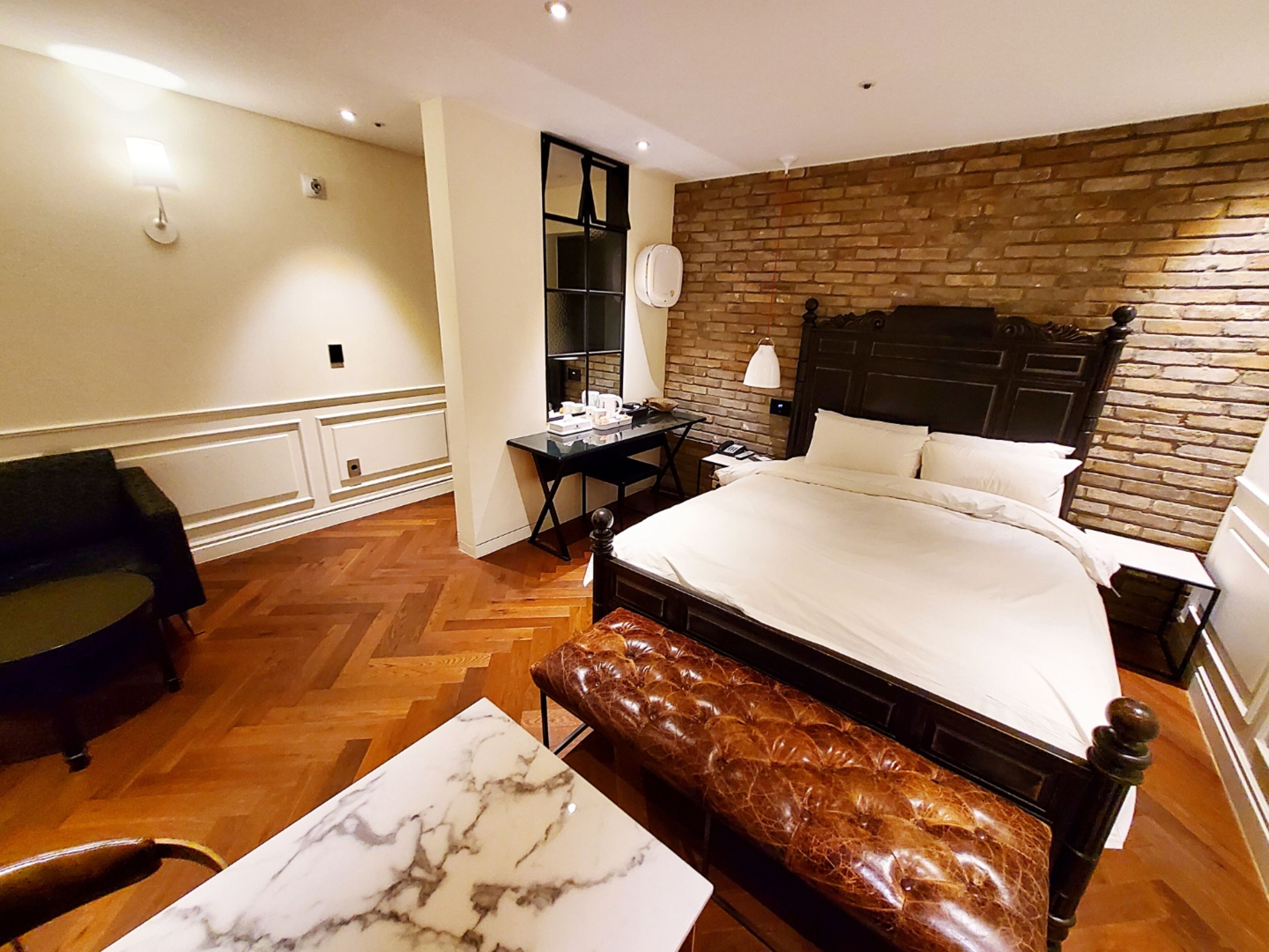 Individually decorated, individually furnished, laptop workspace