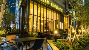 An Italian restaurant with outdoor seating and a well-lit facade. - Hotel Stendhal (Daejeon)