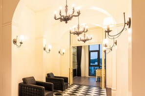 Individually decorated, individually furnished, laptop workspace - Hotel Stendhal (Daejeon)