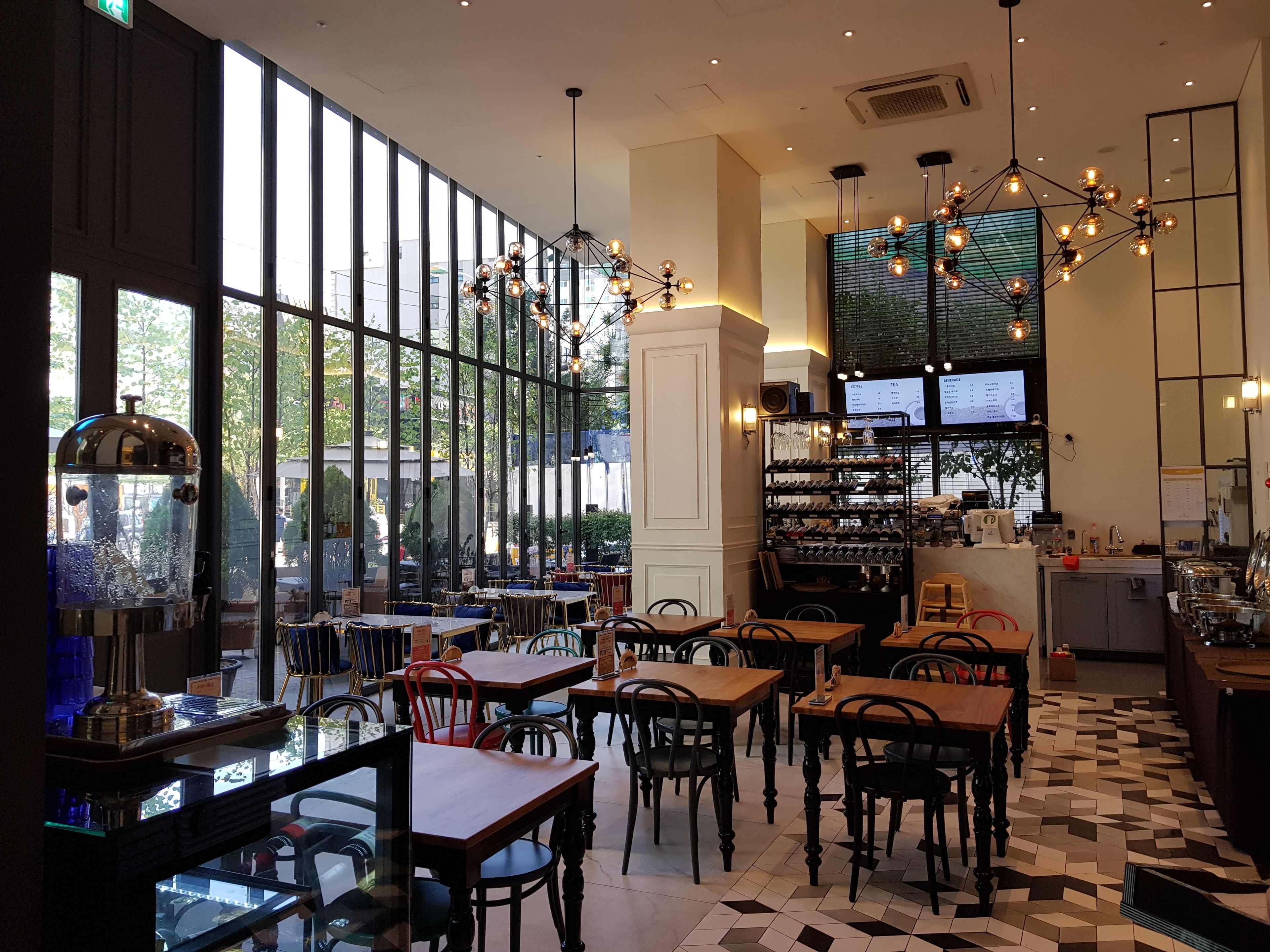 Breakfast, lunch, dinner served; Italian cuisine 