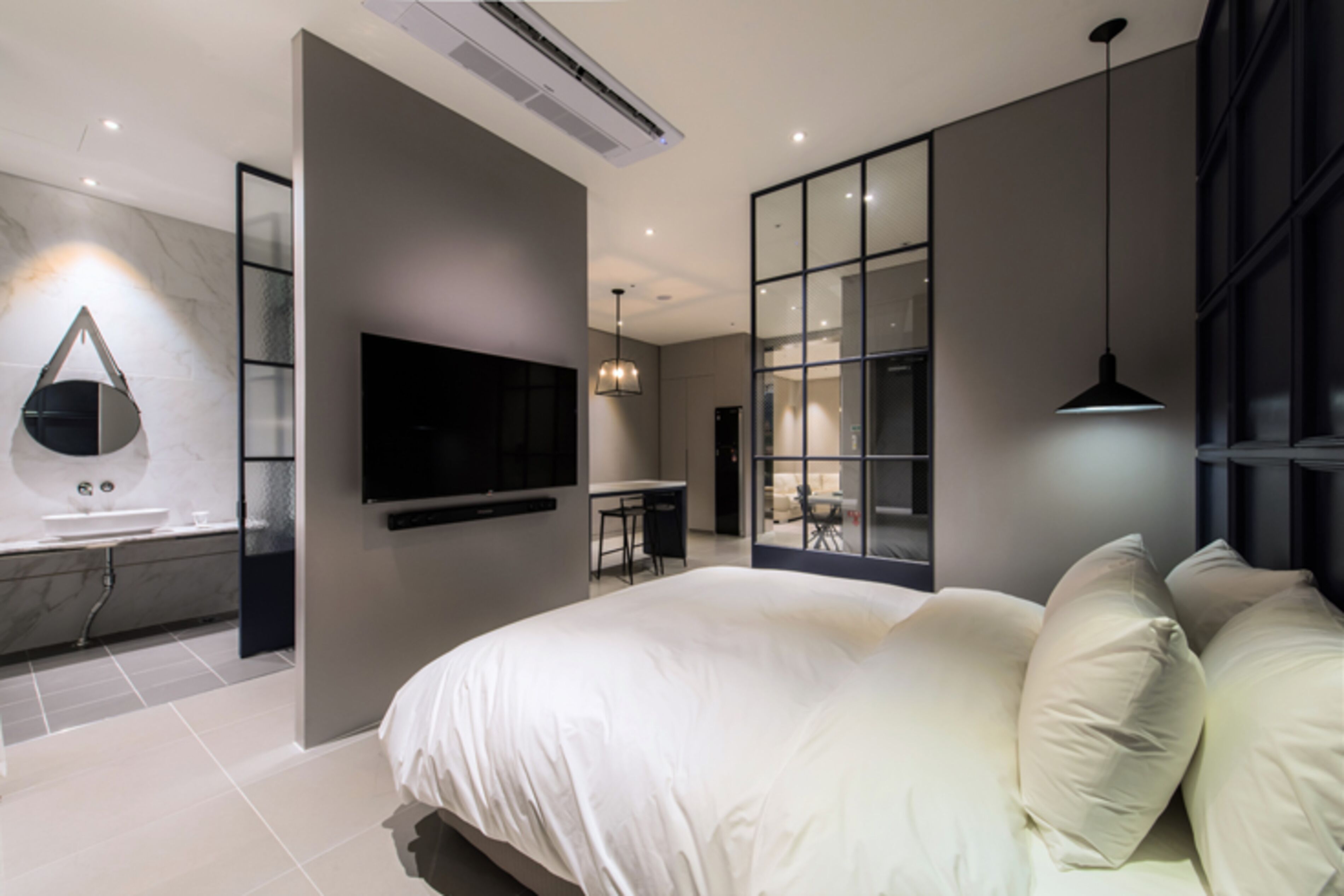 1 bedroom, individually decorated, individually furnished