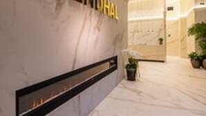 A modern interior with a marble wall and a fireplace. - Hotel Stendhal (Daejeon)