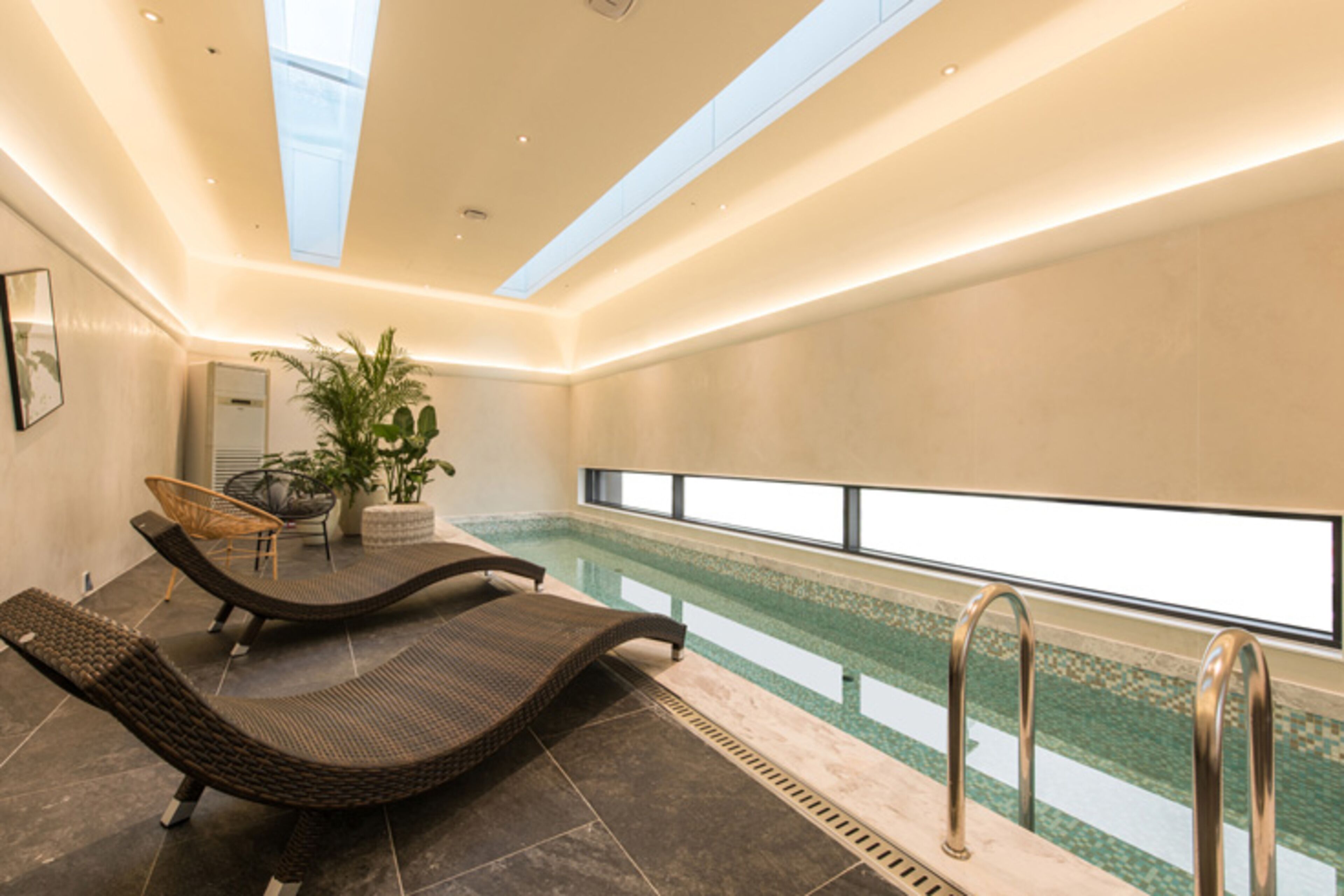 separate bathtub and shower, free toiletries, hair dryer, bathrobes