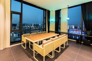 52-inch flat-screen TV with cable channels, TV - Hotel Stendhal (Daejeon)